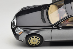 Maybach 57 SWB Caspian Black Himalayas Grey AUTOart 1:18 76151 Metāls — attēls 8 no 9