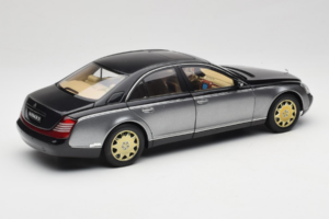 Maybach 57 SWB Caspian Black Himalayas Grey AUTOart 1:18 76151 Metāls — attēls 3 no 9