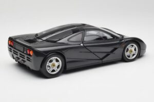 McLaren F1 Carbon Melns Metaliks Minichamps 1:18 530133420 Metāls — attēls 3 no 8