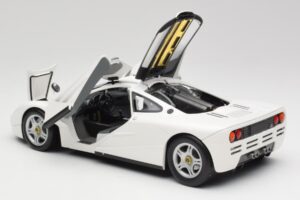 McLaren F1 Balts Minichamps 1:18 530133424 Metāls — attēls 5 no 8