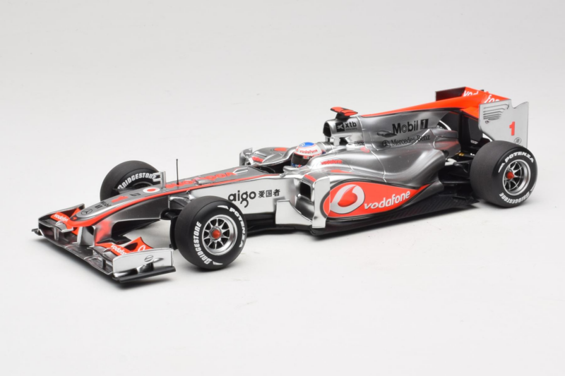 McLaren MP4-25 Mercedes #1 J. Button Vodafone McLaren Showcar F1 2010 Minichamps 1:18 530101801 Metāls