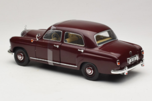 Mercedes 180 Ponton Tumšsarkans Revell 1:18 08876 Metāls — attēls 5 no 6