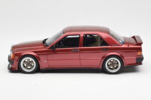 Mercedes 190E 2.5-16 W201 RAUH-Welt Republik Sarkans Otto 1:18 OT1083 Sveķi — attēls 3 no 6
