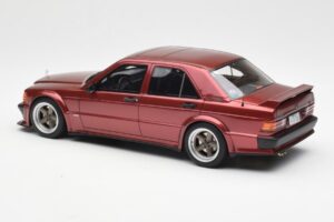 Mercedes 190E 2.5-16 W201 RAUH-Welt Republik Sarkans Otto 1:18 OT1083 Sveķi — attēls 5 no 6