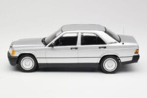 Mercedes 190E W201 Sudrabs Minichamps 1:18 155037004 Metāls — attēls 3 no 6