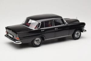 Mercedes 200 W110 Melns Norev 1:18 183574 Metāls — attēls 3 no 8