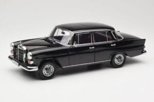 Mercedes 200 W110 Melns Norev 1:18 183574 Metāls
