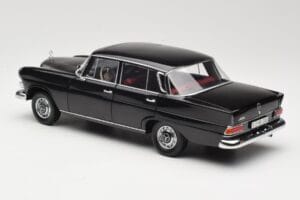 Mercedes 200 W110 Melns Norev 1:18 183574 Metāls — attēls 7 no 8