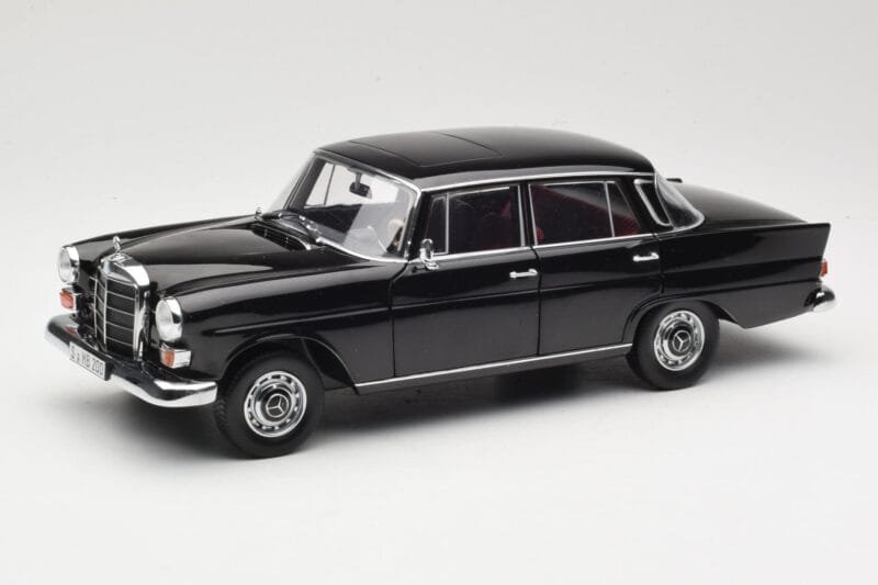 Mercedes 200 W110 Melns Norev 1:18 183574 Metāls