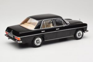 Mercedes 220D W115 Melns MCG 1:18 MCG18117 Metāls — attēls 2 no 6