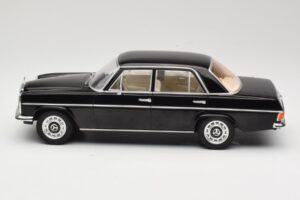 Mercedes 220D W115 Melns MCG 1:18 MCG18117 Metāls — attēls 3 no 6