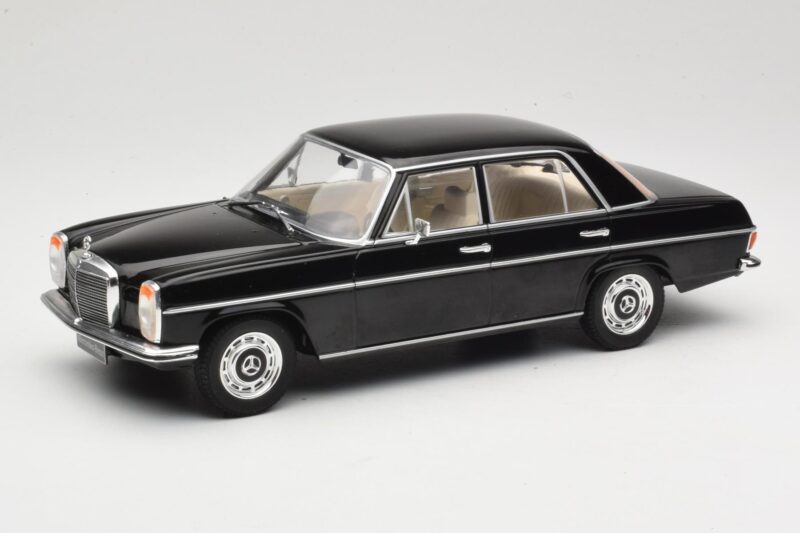 Mercedes 220D W115 Melns MCG 1:18 MCG18117 Metāls