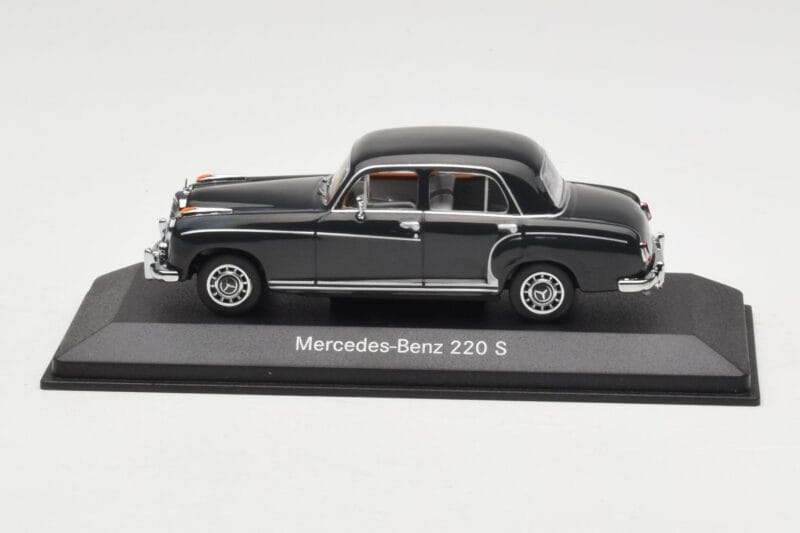 Mercedes 220S W180 Gaiši Pelēks Minichamps 1:43 B66040534 Metāls