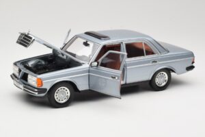 Mercedes 230E W123 Sudrabs & Gaiši Zils Revell 1:18 08407 Metāls — attēls 2 no 8