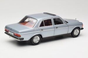 Mercedes 230E W123 Sudrabs & Gaiši Zils Revell 1:18 08407 Metāls — attēls 3 no 8