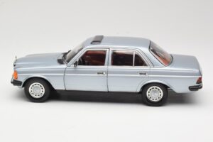 Mercedes 230E W123 Sudrabs & Gaiši Zils Revell 1:18 08407 Metāls — attēls 4 no 8