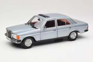 Mercedes 230E W123 Sudrabs & Gaiši Zils Revell 1:18 08407 Metāls