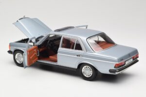 Mercedes 230E W123 Sudrabs & Gaiši Zils Revell 1:18 08407 Metāls — attēls 5 no 8