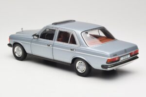 Mercedes 230E W123 Sudrabs & Gaiši Zils Revell 1:18 08407 Metāls — attēls 7 no 8