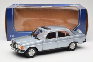 Mercedes 230E W123 Sudrabs & Gaiši Zils Revell 1:18 08407 Metāls — attēls 8 no 8