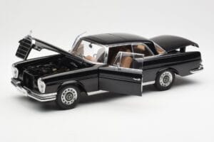 Mercedes 280 SE W111 Coupe Melns AUTOart 1:18 76286 Metāls — attēls 2 no 8