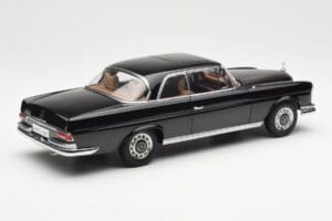 Mercedes 280 SE W111 Coupe Melns AUTOart 1:18 76286 Metāls — attēls 3 no 8
