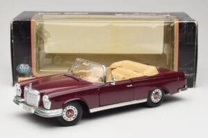 Mercedes 280SE W108 Bordeaux Sarkans Maisto 1:18 31811 Metāls — attēls 8 no 8