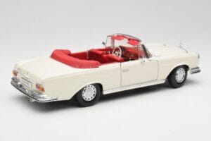 Mercedes 280SE W108 Ivory Balts Maisto 1:18 50223 Metāls — attēls 3 no 8