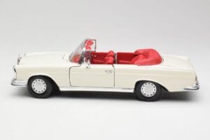 Mercedes 280SE W108 Ivory Balts Maisto 1:18 50223 Metāls — attēls 4 no 8