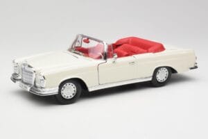 Mercedes 280SE W108 Ivory Balts Maisto 1:18 50223 Metāls