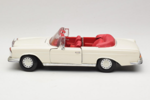 Mercedes 280 SE W108 Balts Maisto 1:18 52111 Metāls — attēls 4 no 8