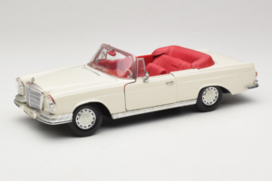 Mercedes 280 SE W108 Balts Maisto 1:18 52111 Metāls