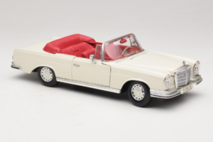 Mercedes 280 SE W108 Balts Maisto 1:18 52111 Metāls — attēls 6 no 8