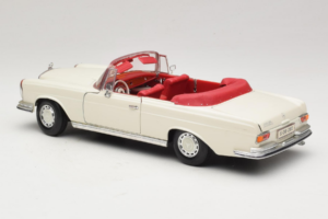 Mercedes 280 SE W108 Balts Maisto 1:18 52111 Metāls — attēls 7 no 8