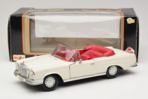 Mercedes 280 SE W108 Balts Maisto 1:18 52111 Metāls — attēls 8 no 8