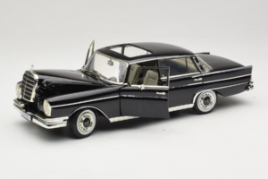 Mercedes 300 SE W112 Black Metallic Revell 1:18 08910 Metāls — attēls 2 no 8