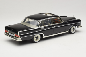Mercedes 300 SE W112 Black Metallic Revell 1:18 08910 Metāls — attēls 3 no 8
