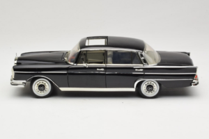 Mercedes 300 SE W112 Black Metallic Revell 1:18 08910 Metāls — attēls 4 no 8