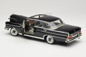 Mercedes 300 SE W112 Black Metallic Revell 1:18 08910 Metāls — attēls 5 no 8