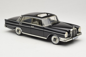 Mercedes 300 SE W112 Black Metallic Revell 1:18 08910 Metāls — attēls 6 no 8