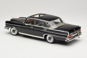 Mercedes 300 SE W112 Black Metallic Revell 1:18 08910 Metāls — attēls 7 no 8