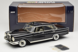 Mercedes 300 SE W112 Black Metallic Revell 1:18 08910 Metāls — attēls 8 no 8