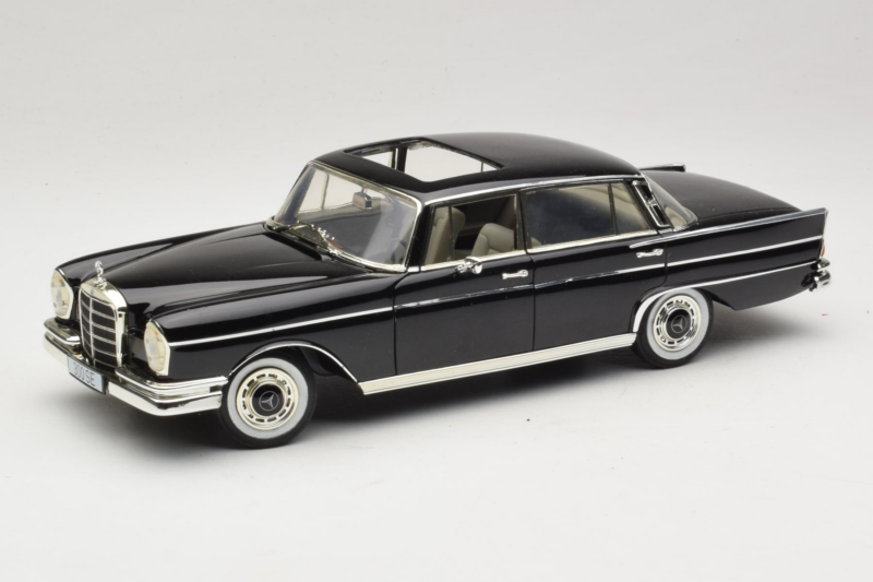 Mercedes 300 SE W112 Black Metallic Revell 1:18 08910 Metāls