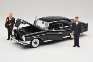 Mercedes 300 SE Melns ar Figūriņām Revell 1:18 9050 Metāls — attēls 2 no 9