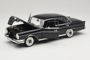 Mercedes 300 SE Melns ar Figūriņām Revell 1:18 9050 Metāls — attēls 3 no 9