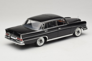 Mercedes 300 SE Melns ar Figūriņām Revell 1:18 9050 Metāls — attēls 4 no 9