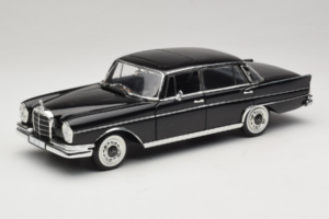 Mercedes 300 SE Melns ar Figūriņām Revell 1:18 9050 Metāls