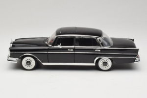 Mercedes 300 SE Melns ar Figūriņām Revell 1:18 9050 Metāls — attēls 5 no 9