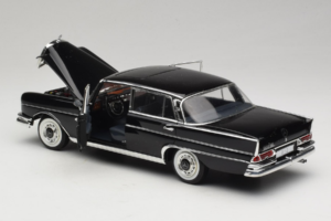 Mercedes 300 SE Melns ar Figūriņām Revell 1:18 9050 Metāls — attēls 6 no 9