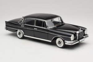 Mercedes 300 SE Melns ar Figūriņām Revell 1:18 9050 Metāls — attēls 7 no 9